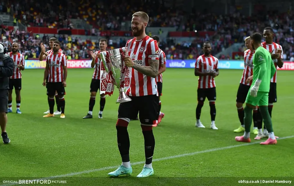 Pontus Jansson with the play-off trophy